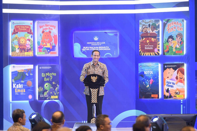 Mendikbudristek Nadiem Anwar Makarim dalam meluncurkan kebijakan Merdeka Belajar Episode Ke-23: Buku Bacaan Bermutu untuk Literasi Indonesia, Senin (27/2). Foto: Dok. Kemendikbudristek