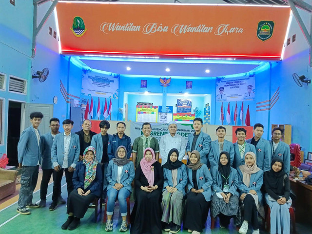 Dokumentasi Pribadi: Mahasiswa UPI berfoto bersama Dosen Pembimbing Lapangan, Kepala, Sekretaris dan Aparat Desa Wantilan