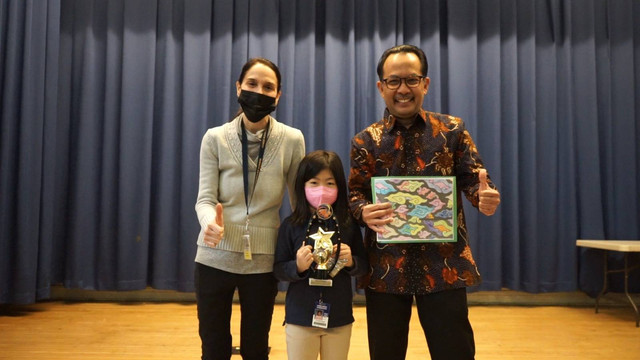 Konjen RI Chicago, Meri Binsar Simorangkir, menyerahkan Piala dan Hadiah bagi Para Siswa Pemenang Lomba Desain dan Mewarnai Batik.