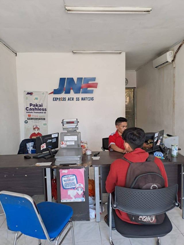 Dok.pribadi/rahmawati: Situasi proses pengecekan paket di salah satu kantor cabang JNE di Jalan Urip Sumoharjo Kota Makassar, Sulawesi Selatan, Selasa 28 Februari 2022.