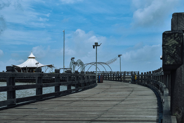 Cara ke Ancol naik KRL dari Cikarang untuk berwisata. Foto: Unsplash/Syahril Fadillah.
