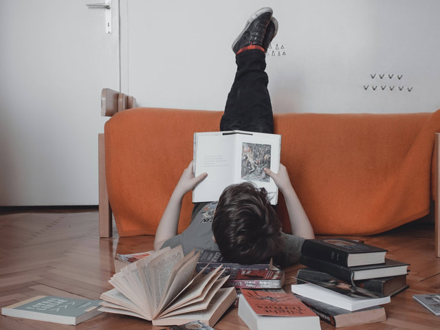 Ilustrasi Ciri khas dari komik adalah, sumber foto (Anita Jankovic) by unsplash.com