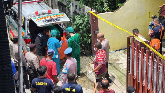 Polisi mengevakuasi jenazah 2 wanita yang dicor di rumah kontrakan di Bekasi. Foto: kumparan