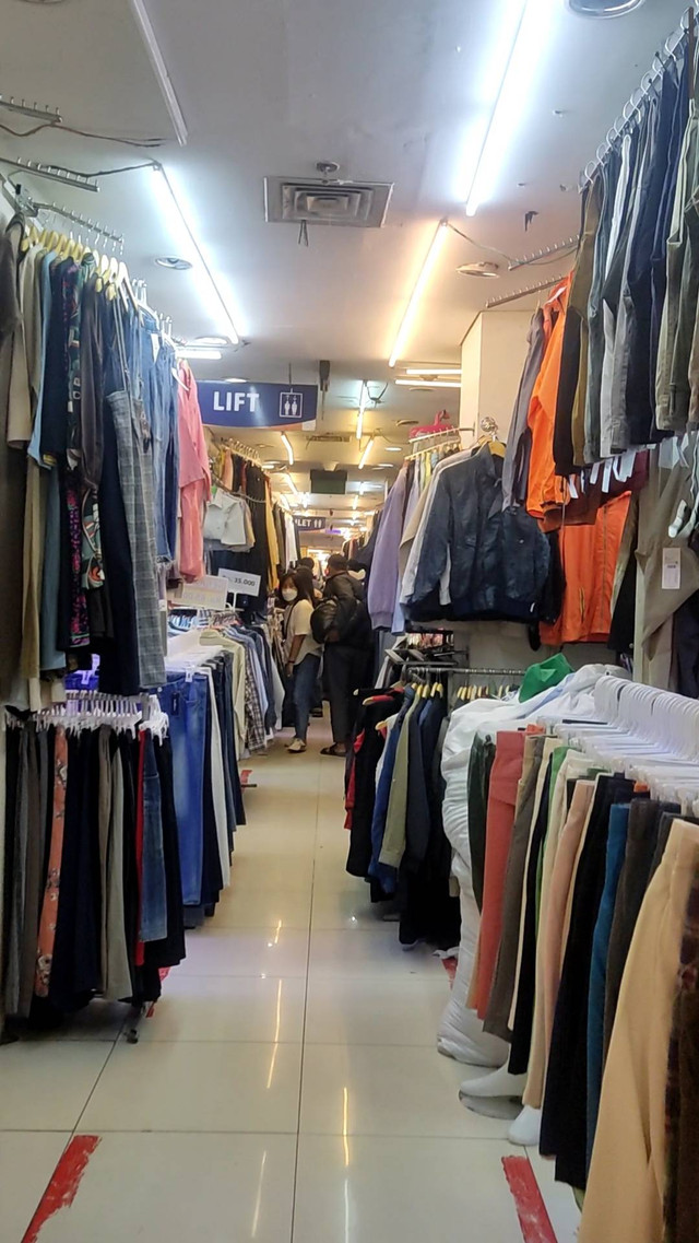 Suasana Thrifting di Pasar Senen, Jakarta Pusat, Selasa (28/2/2023). Foto: Jonathan Devin/kumparan