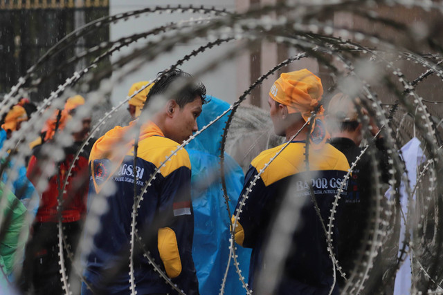 Massa yang tergabung dalam berbagai organisasi buruh berunjuk rasa di depan Gedung DPR, Jakarta, Selasa (28/2/2023).
 Foto: Jamal Ramadhan/kumparan