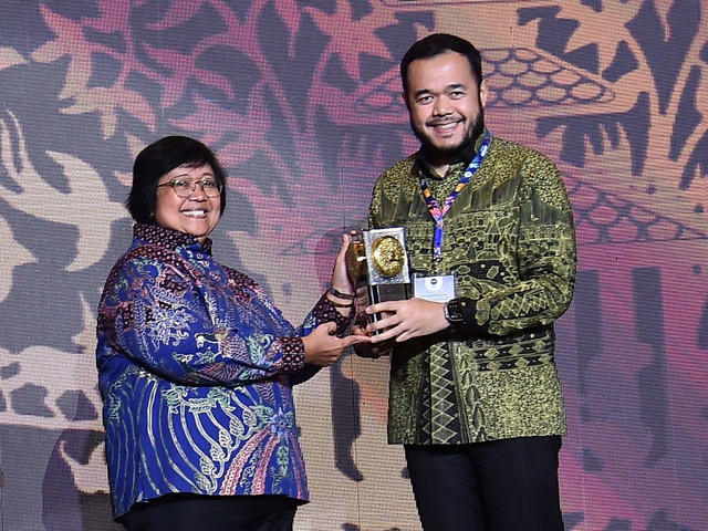 Menteri Lingkungan Hidup dan Kehutanan Prof. Dr. Ir. Siti Nurbaya Bakar, M.Sc dalam menyerahkan penghargaan Adipura kepada Wali Kota Padang Panjang H. Fadly Amran, BBA Datuak Paduko Malano, Selasa (28/2). Foto: Dok. Istimewa