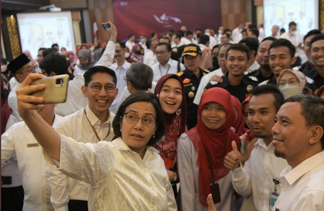 Menteri Keuangan Sri Mulyani berfoto bersama pegawai Kemenkeu. Foto: Twitter/@prastow