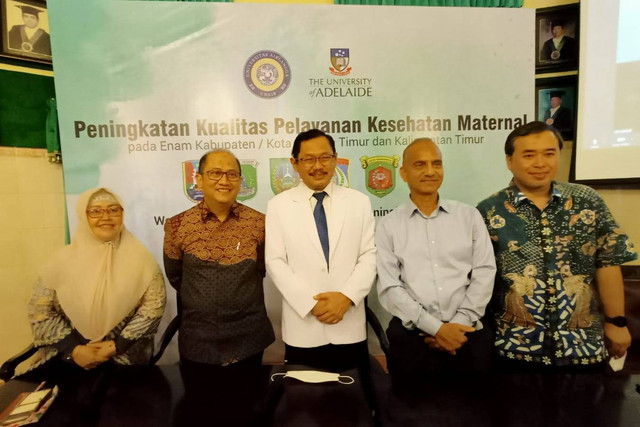 Dekan Fakultas Kedokteran Universitas Airlangga (FK Unair), Prof. Dr. Budi Santoso, dr. SpOG(K) (tengah), disela acara workshop peningkatan kualitas pelayanan kesehatan maternal pada 6 kabupaten/kota di Jawa Timur dan Kalimantan Timur, Selasa (28/2). Foto: Masruroh/Basra