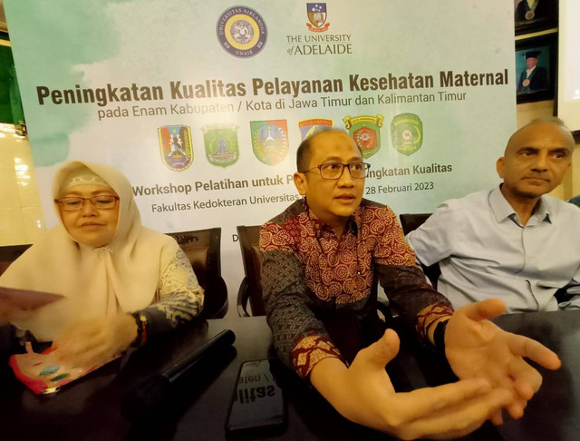 M Ardian CL, dr., SpOG. Subsp. Obginsos., M.Kes, Manajer Pelayanan Medis Rumah Sakit Universitas Airlangga (tengah). Foto: Masruroh/Basra