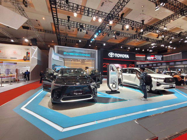Booth Toyota di IIMS 2023. Foto: Rizki Fajar Novanto/kumparan