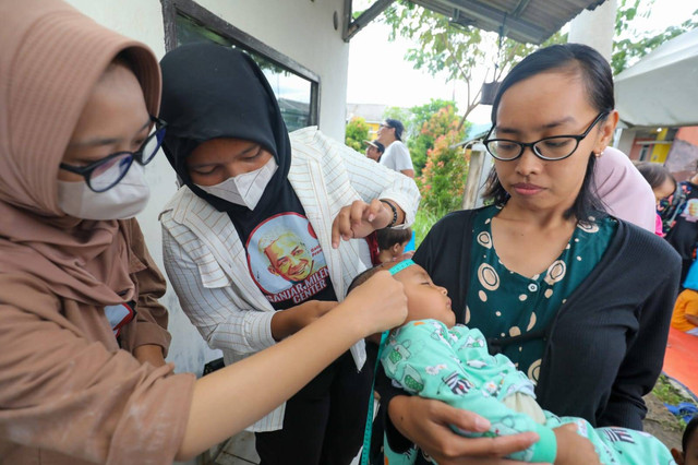 Relawan Ganjar Milenial Center (GMC) melakukan pemeriksaan balita dan pembangunan tugu di Primavera Residence Blok L RT01 RW11, Desa Bojong, Kecamatan Klapanunggal, Cileungsi, Kabupaten Bogor, Jawa Barat, Selasa (28/2/2023). Foto: Dok. Istimewa