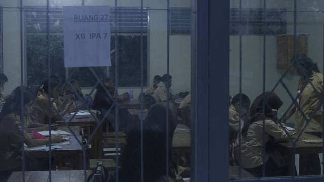 Sejumlah pelajar Sekolah Menengah Atas (SMA) mengikuti aktivitas belajar mengajar di SMA Negeri I Kupang di Kota Kupang, NTT, Rabu (1/3/2023). Foto: ANTARA FOTO/Kornelis Kaha