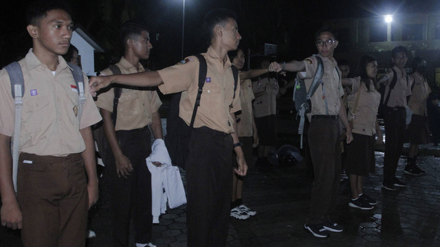 Sejumlah pelajar Sekolah Menengah Atas (SMA) mengikuti apel pagi penerapan aktivitas sekolah mulai pukul 05.00 WITA di halaman SMA Negeri I Kupang di Kota Kupang, NTT, Rabu (1/3/2023). Foto: ANTARA FOTO/Kornelis Kaha