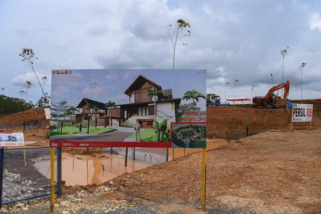 Pekerja dengan menggunakan alat berat membangun Rumah Tapak Jabatan Menteri di Kawasan Inti Pusat Pemerintahan Ibu Kota Negara, Sepaku, Kabupaten Penajam Paser Utara, Kalimantan Timur, Selasa (28/2/2023). Foto: Indrianto Eko Suwarso/ANTARA FOTO