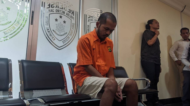 M Ecky Listiyanto, tersangka kasus pembunuhan dan mutilasi Angela Hindriati Wahyuningsi di Polda Metro Jaya, Rabu (1/3/2023). Foto: Jonathan Devin/kumparan