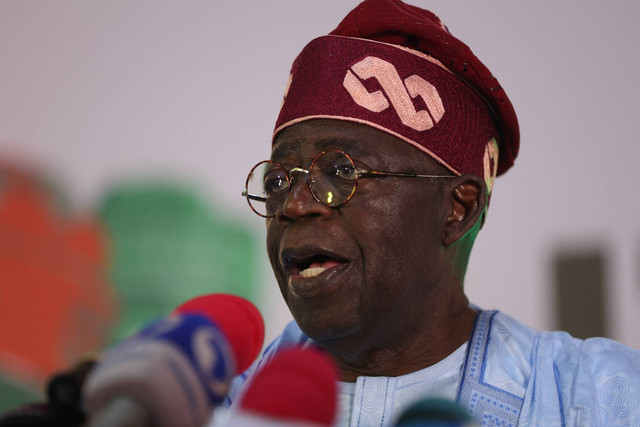 Presiden terpilih Nigeria, Bola Tinubu, terlihat di Abuja, Nigeria, saat perayaan di markas kampanyenya, pada Rabu (1/3/2023). Foto: Kola Sulaimon/AFP