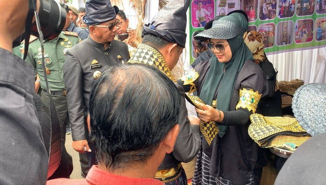 Gubernur Sulsel didampingi Bupati Bulukumba mengenakan syal 1000 Pinisi produk Atap Konjo. Foto oleh Yuyun Wahyuni.