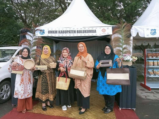 Pengunjung stan Atap Konjo pada EXPO UMKM Bulukumba. Foto oleh Yuyun Wahyuni