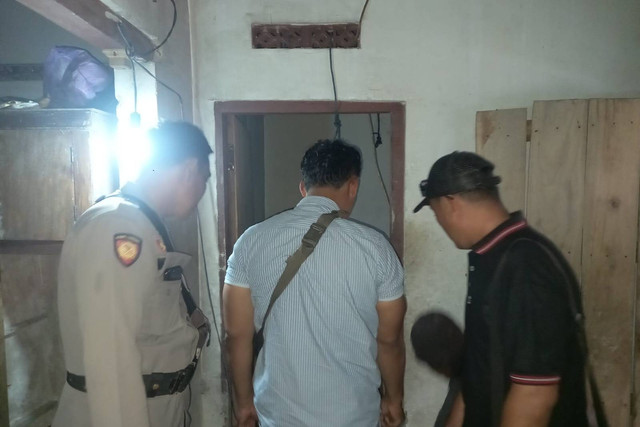 Polisi memeriksa lokasi bocah yatim di Banyuwangi yang gantung diri karena kerap dibully tak punya ayah oleh temannya. Foto: Dok. Istimewa