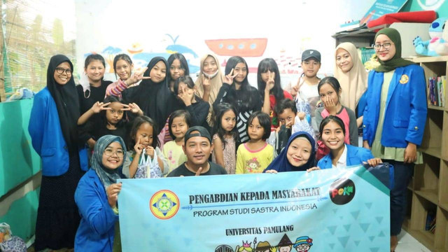 Foto merupakan dokumen pribadi saat melakukan kegiatan pengabdian kepada masyarakat di taman baca Pekan Karya(PEKA) bersama dosen dan mahasiswa Universitas Pamulang.