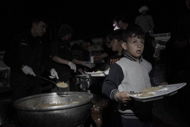 PLN Indonesia Power distribusi 350 porsi makanan siap santap bagi penyintas gempa bumi di Turki. Terletak di Gida Ith Ihr Nak Top, Distrik Antakya, Provinsi Hatay para penyintas terlihat lahap menikmati hidangan pada Sabtu (25/02/2023).