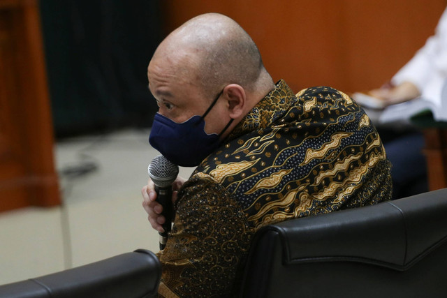 Terdakwa Irjen Pol Teddy Minahasa memberikan keterangan sebagai saksi dalam kasus peredaran narkotika dengan terdakwa AKBP Dody Prawiranegara dan Linda Pujiastuti saat sidang lanjutan di Pengadilan Negeri Jakarta Barat, Jakarta, Rabu (1/3/2023). Foto: Rivan Awal Lingga/ANTARA FOTO