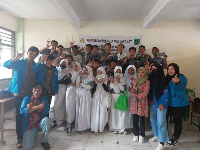 Dosen dan Mahasiswa Universitas Pamulang melakukan foto bersama dengan para siswa-siswi SMP An-nur, Seusai kegiatan