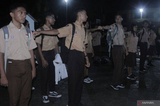 Pelajar sekolah menengah atas mengikuti apel pagi pada awal pelaksanaan kegiatan sekolah mulai pukul 05.30 WITA di SMA Negeri I Kupang di Kota Kupang, Nusa Tenggara Timur, Rabu (1/3/2023). (ANTARA FOTO/Kornelis Kaha)