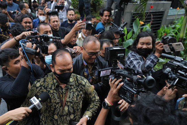 Rafael Alun Trisambodo usai menjalani pemeriksaan di Gedung KPK, Jakarta, Rabu (1/3/2023). Foto: Jamal Ramadhan/kumparan