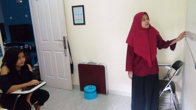 Ilustrasi kegiatan belajar sekolah rumah mandiri bersama tutor privat, foto oleh: Jemy Yusak
