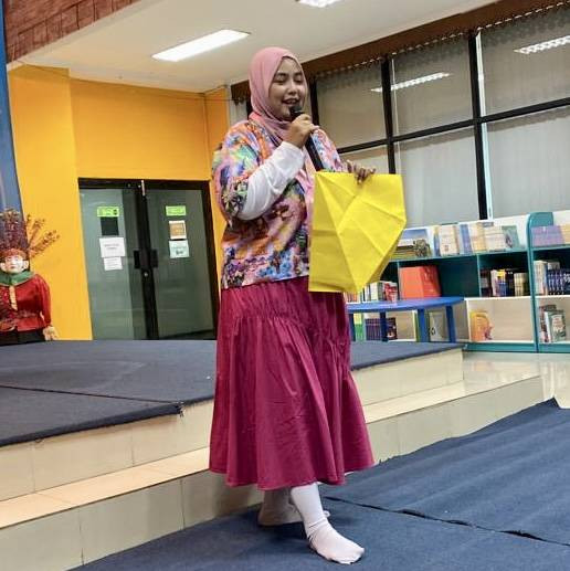 Pendongeng dengan metode storigami (sumber foto: dokumentasi @perpusjkt_selatan).