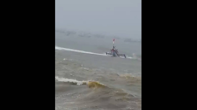 Tangkapan layar sebelum perahu kena ombak dan terpental. Dok: Ist