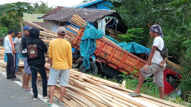 Mobil dump truck di Polewali Mandar terperosok sejauh 20 meter usai diseruduk mobil truk lain dari belakang. Foto: Istimewa