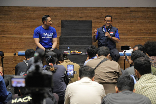 Bakal calon presiden Koalisi Perubahan Anies Baswedan bersama Ketum DPP Partai Demokrat Agus Harimurti Yudhoyono (AHY) berdiskusi dalam Dialog Gagasan Partai Demokrat di Auditorium Yudhoyono, Kantor DPP Partai Demokrat, Jakarta, Kamis (2/3/2023). Foto: Jamal Ramadhan/kumparan