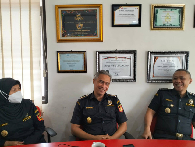 Plh Kepala Bea Cukai  Yogyakarta Turanto (tengah) saat berikan keterangan pada media, Kamis (2/3/2023). Foto: erfanto/Tugu Jogja