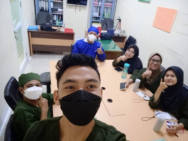 Mahasiswa prodi Anestesiologi UMP Purwokerto ketika menjalani bimbingan di ruang IBS RSI Purwokerto/Foto : Dokpri