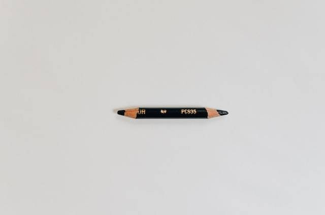 Ilustrasi Grafit dapat Menghantarkan Listrik karena, Foto Unsplash Kelly Sikkema