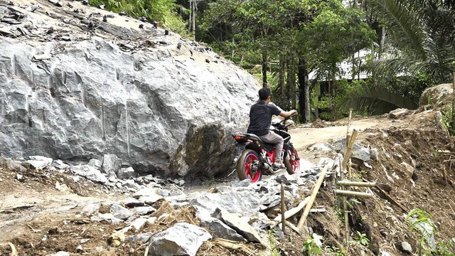 Jalan poros Sapandeata-Pabuaran di Tana Toraja, Sulawesi Selatan, tertutup batu raksasa. Foto: Dok. Istimewa