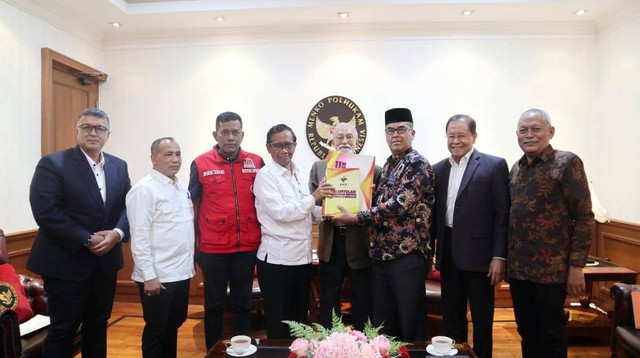 Penyerahan data terkait pelanggaran HAM masa lalu di Aceh kepada Mahfud MD. Foto: Humas DPR Aceh  