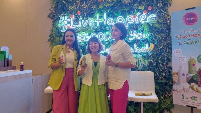 Re.juve luncurkan varian minuman jus jambu dan kelapa kopyor baru di store mal Kota Kasablanka, Jakarta (1/3/23). Foto: Azalia Amadea/Kumparan