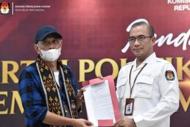 Ketum Partai Prima Agus Jabo Priyono (kiri) menyerahkan dokumen pendaftaran partai peserta Pemilu 2024 ke Ketua KPU Hasyim Asy'ari pada 1 Agustus 2022. Foto: KPU