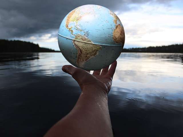 Ilustrasi keuntungan bagi bangsa Indonesia di era globalisasi. Sumber: www.unsplash.com.