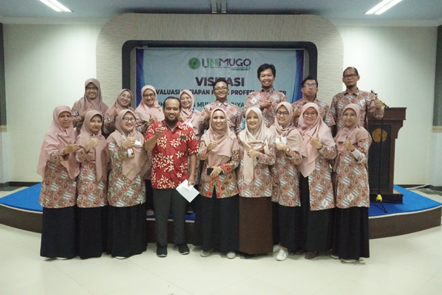 Foto Bersama APTFI Apt.Aziz Saifuddin, Ph.D dengan Rektor Unimugo Dr.Herniyatun, M.Kep.,Sp,Mat dan Tim Task Force Prodi Apoteker. Foto: Dok.Humas Unimugo.