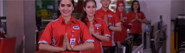 Pegawai JNE yang siaga melayani kebutuhan masyarakat Indonesia. Sumber foto: JNE