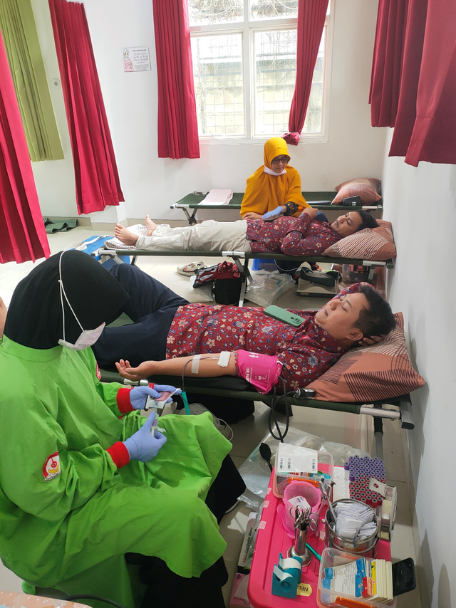 Karyawan dan Dosen partisipas dalam donor darah. foto: dok.Humas Unimugo