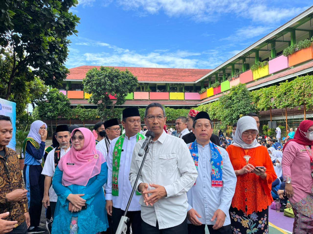 Pj Gubernur DKI Jakarta Heru Budi Hartono saat melakukan penyuluhan stunting di SMAN 32 Jakarta Selatan, Jumat (3/3/2023). Foto: Haya Syahira/kumparan