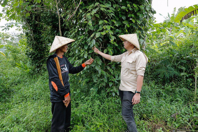 Ganjar Muda Padjajaran dalam melakukan pembinaan kepada petani di Desa Bunisari, Kecamatan Malangbong, Kabupaten Garut pada Kamis (2/3/2023). Foto: Dok. Istimewa