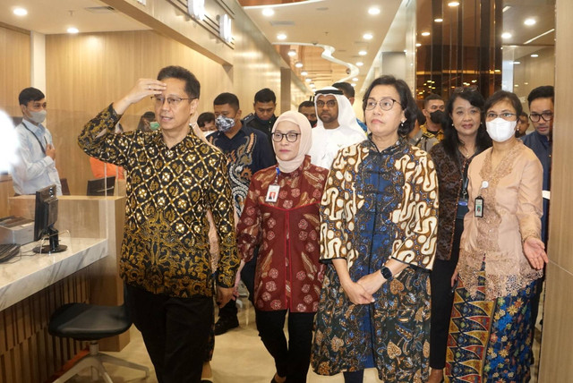 Menteri Kesehatan RI Budi Gunadi Sadikin bersama Menkeu RI Sri Mulyani dan Dirut RSCM Lies Dina Liastuti usai meresmikan Gedung RSCM Kanigara, Jakarta (3/3/2023). Foto: Iqbal Firdaus/kumparan