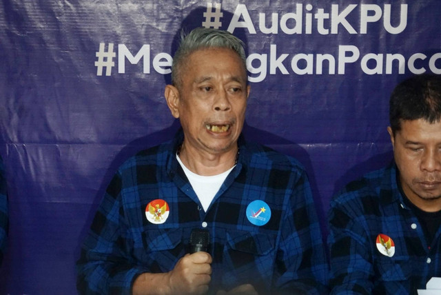 Ketua Umum Partai Rakyat Adil Makmur (Prima), Agus Jabo Priyono memberikan tanggapan terkait penundaan Pemilu 2024 di Kantor DPP Partai Prima, Jakarta (3/3/2023). Foto: Iqbal Firdaus/kumparan