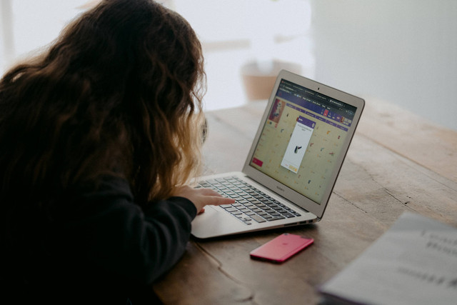 Ilustrasi Animasi untuk mengubah posisi objek adalah, sumber foto (Annie Spratt) by unsplash.com